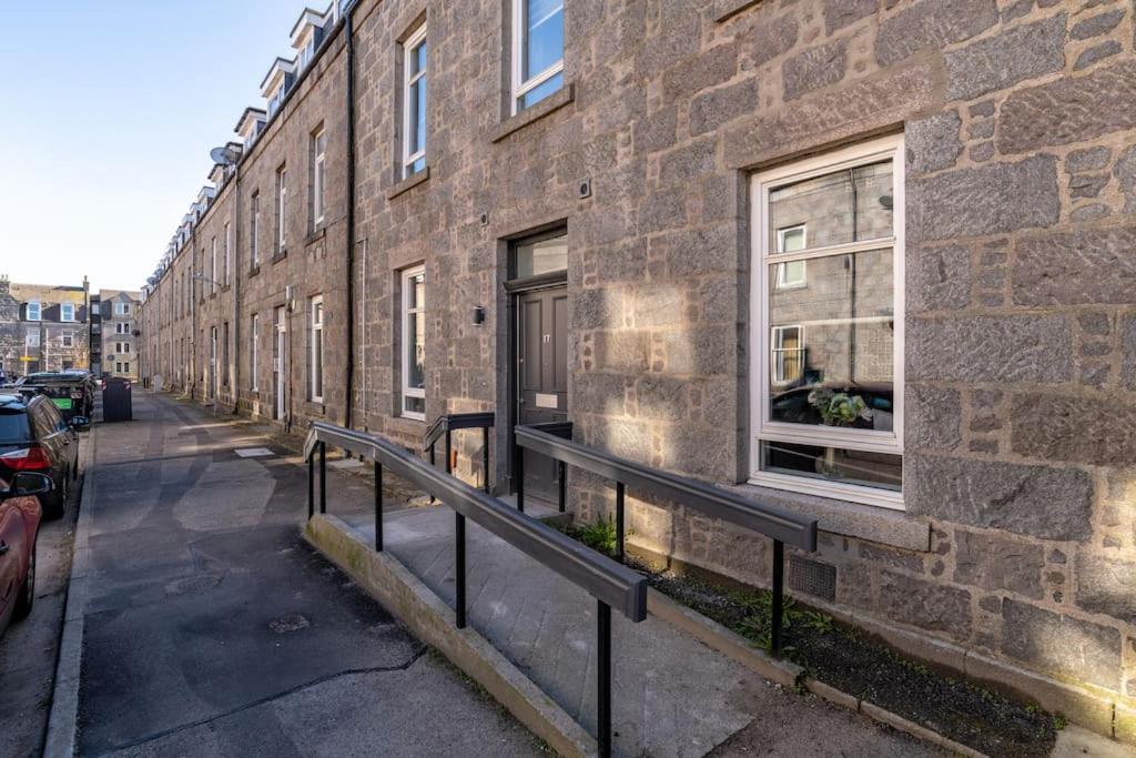 West End @ Netflix @ Newly Built Appartement Aberdeen Buitenkant foto